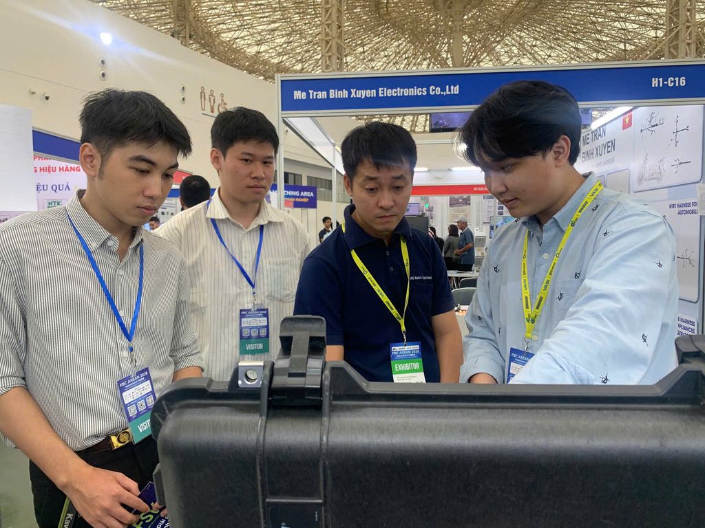 SFSV introduces its AI-based predictive maintenance solution to exhibition attendees.