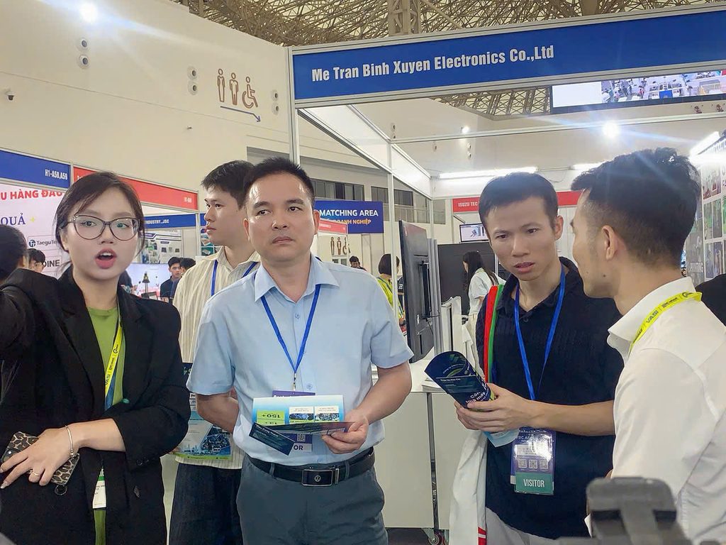 SFSV & khách tham gia triển lãm trực tiếp trao đổi bài toán thực tế của doanh nghiệp.